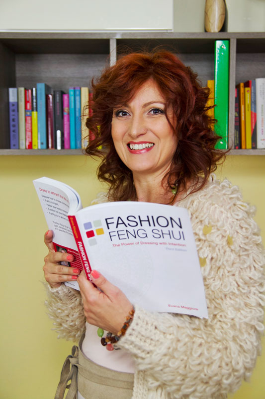 Valentina Lombardi con in mano il libro di Fashion Feng Shui